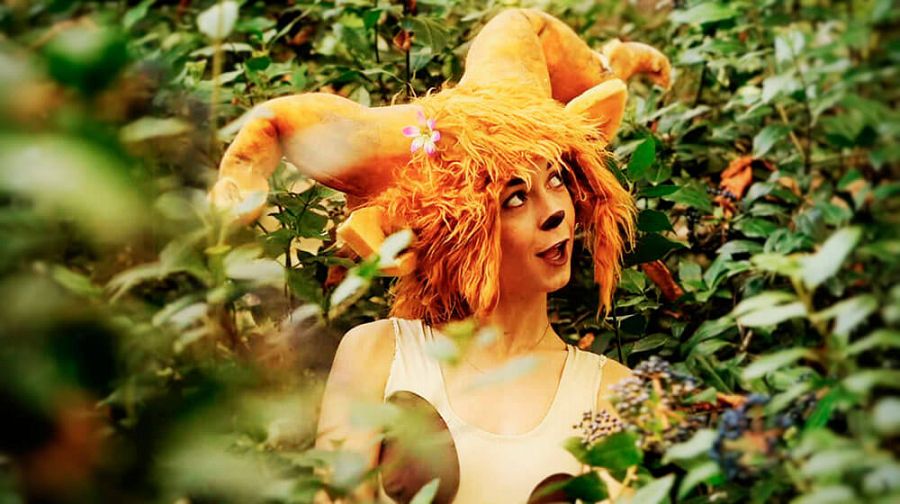 El fauno Puck, interpretado por Carla Pulpón