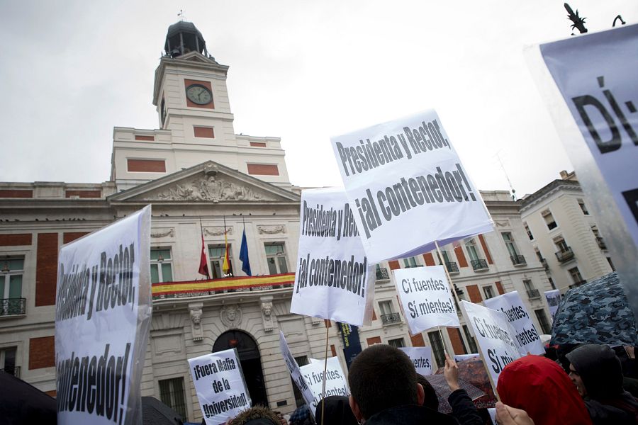 Cientos de alumnos exigen la dimisión de Cifuentes y del rector de la URJC