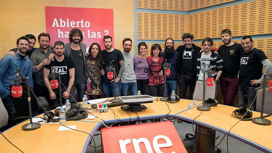 Imagen final del programa con Izal, Paloma Arranz y todo su equipo