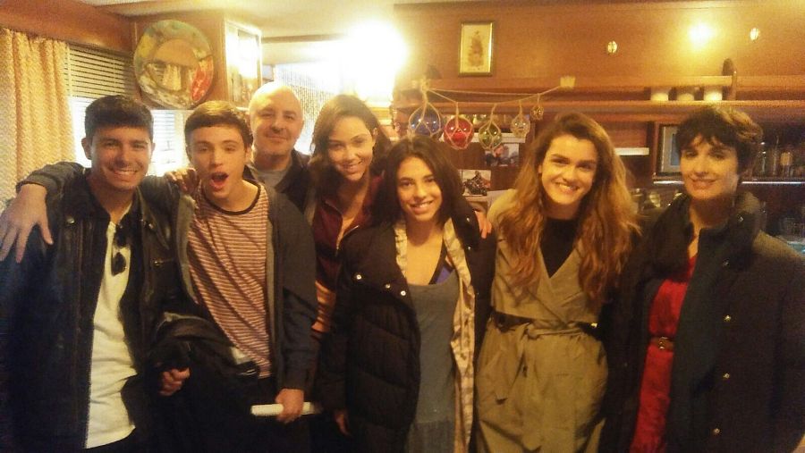 Amaia y Alfred con parte del reparto de Fugitiva