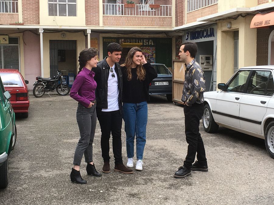 Amaia y Alfred con Elena Rivera y Ricardo Gómez en los platós de Cuéntame