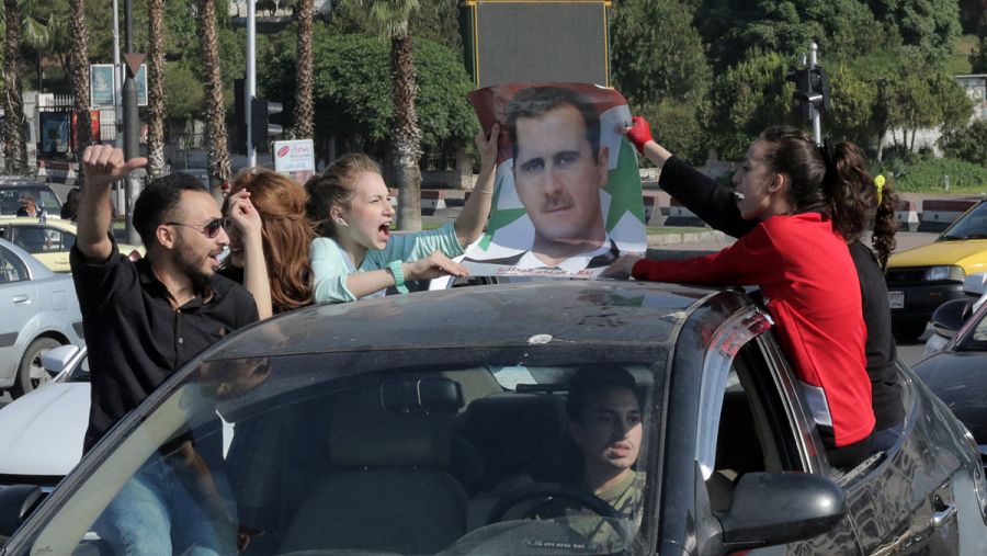 Manifestantes muestran su apoyo al Bachar al Asad en las calles de Damasco