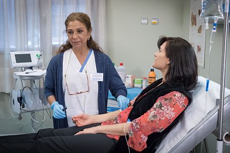 Lolita Flores es Manuela, nueva enfermera que llega para conocer el funcionamiento del centro para trasladarlo al hospital del que procede