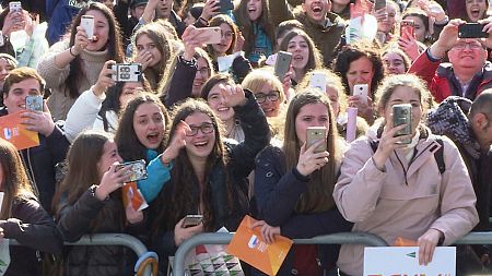 Los fans buscan , en las firmas de discos, conocer a sus ídolos tras filas kilométricas