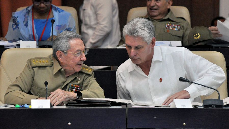 Raúl Castro y Miguel Díaz-Canel conversan en la Asamblea Nacional en julio de 2017