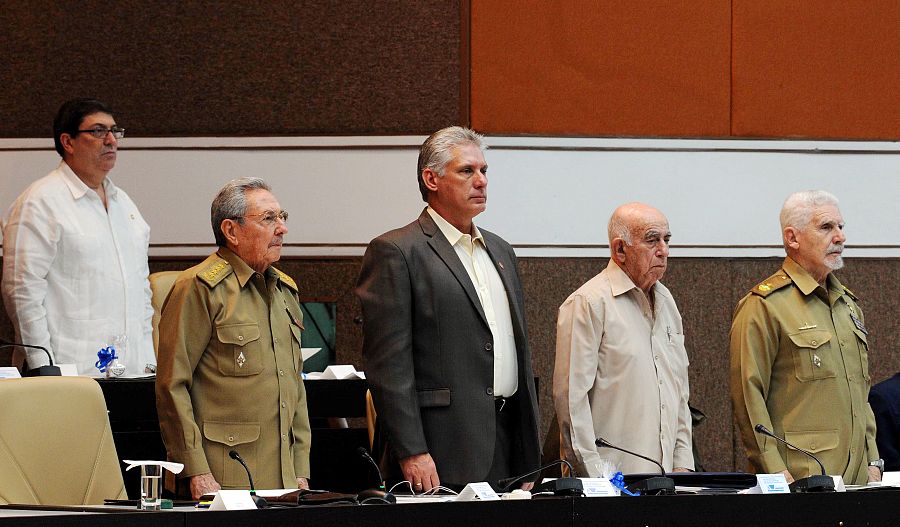 El presidente cubano, Raúl Castro; el primer vicepresidente Miguel Díaz-Canel; el segundo secretario del Partido Comunista, José Ramón Machado (2-d), el comandante de la Revolución Ramiro Valdés (d), y el ministro de Relaciones Exteriores, Bruno Rodr