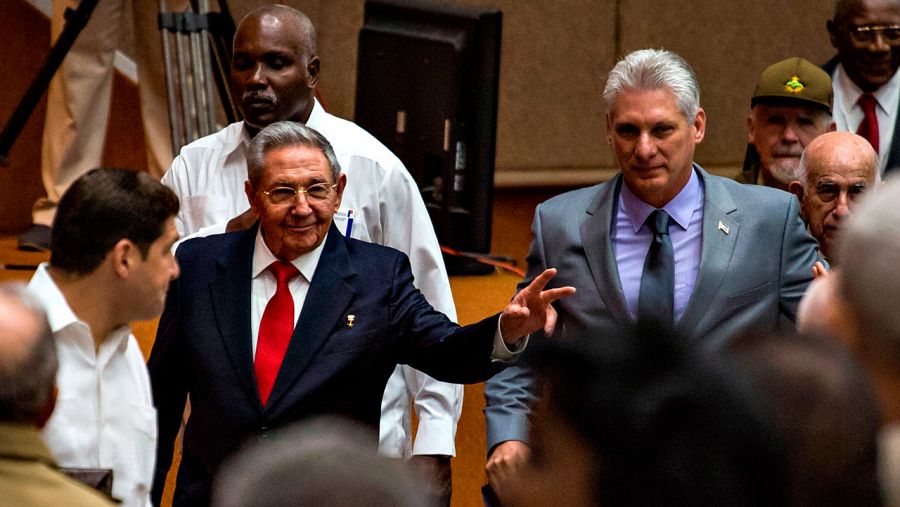 Raúl Castro y Miguel Díaz-Canel, durante la sesión parlamentaria que ha ratificado su relevo al frente de Cuba
