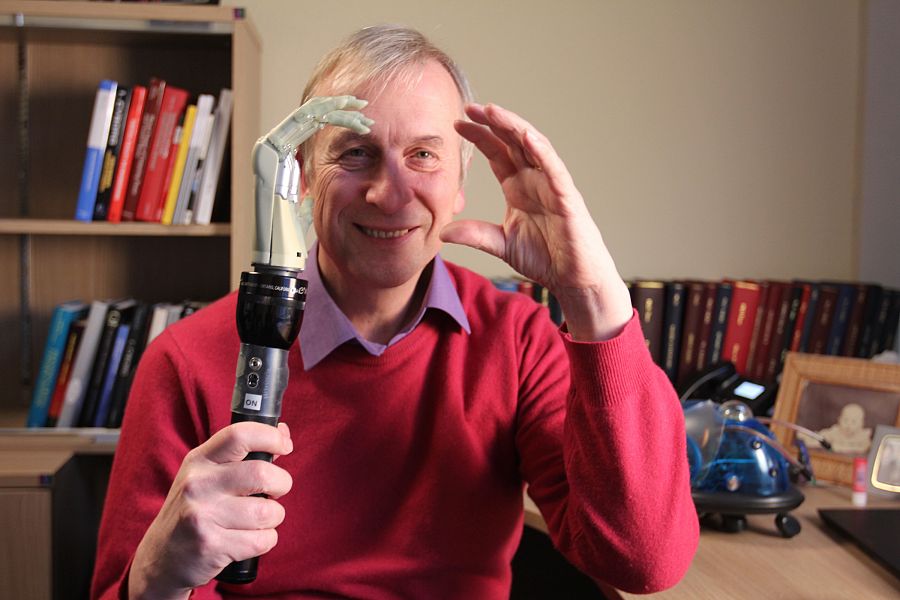 Kevin Warwick es experto en cibernética