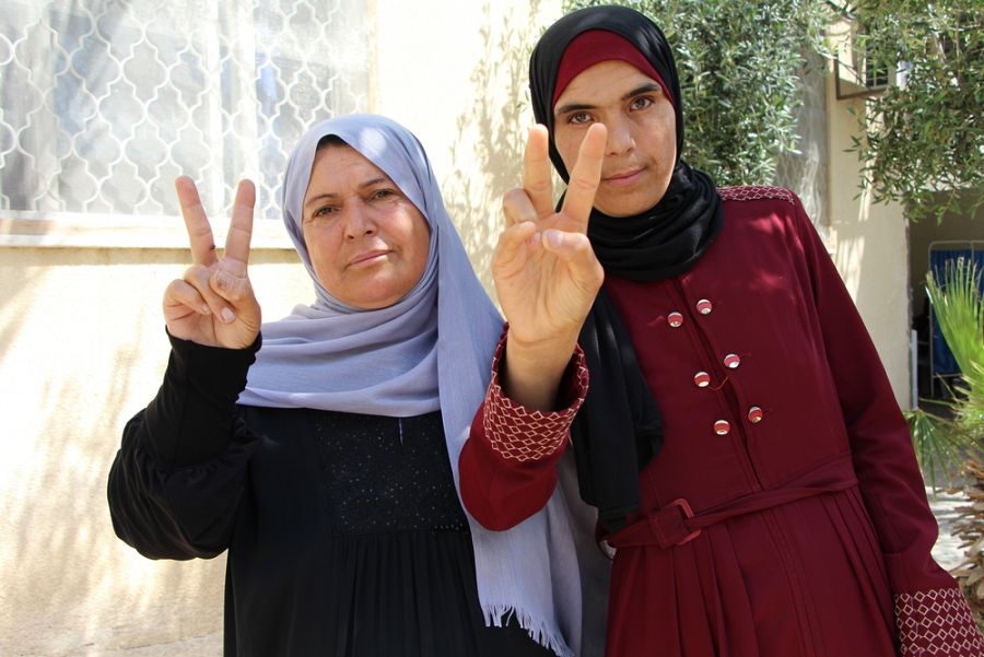 Sana (d), la palestina que quiere morir en la Franja de Gaza, junto a su madre