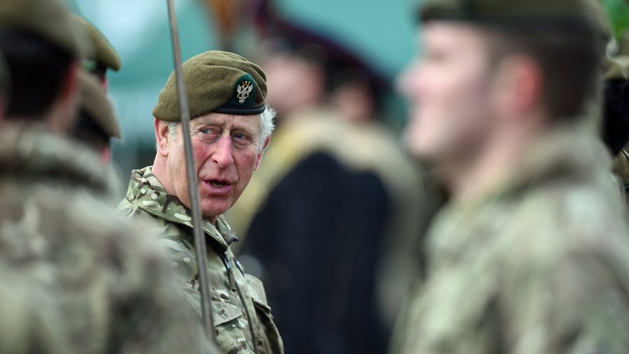 Fotografía de archivo tomada el 9 de febrero de 2018 que muestra al príncipe Carlos de Inglaterra inspeccionando a las tropas en Camp Wiltshire