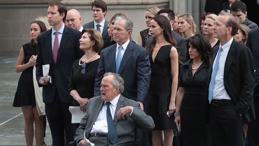 La familia Bush al completo, con el patriarca George H.W. Bush al frente, ayudado por su primogénito, el también expresidente George W. Bush