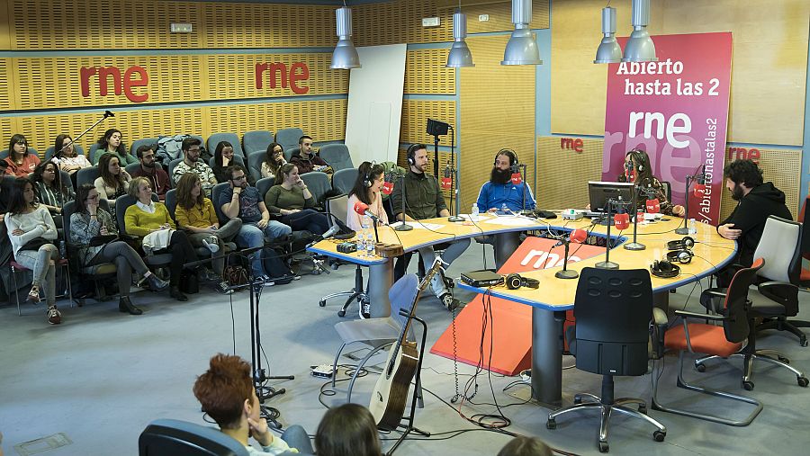 Un momento del programa, con Anabel Perujo 'Pek', responsable del arte de este disco y de los anteriores