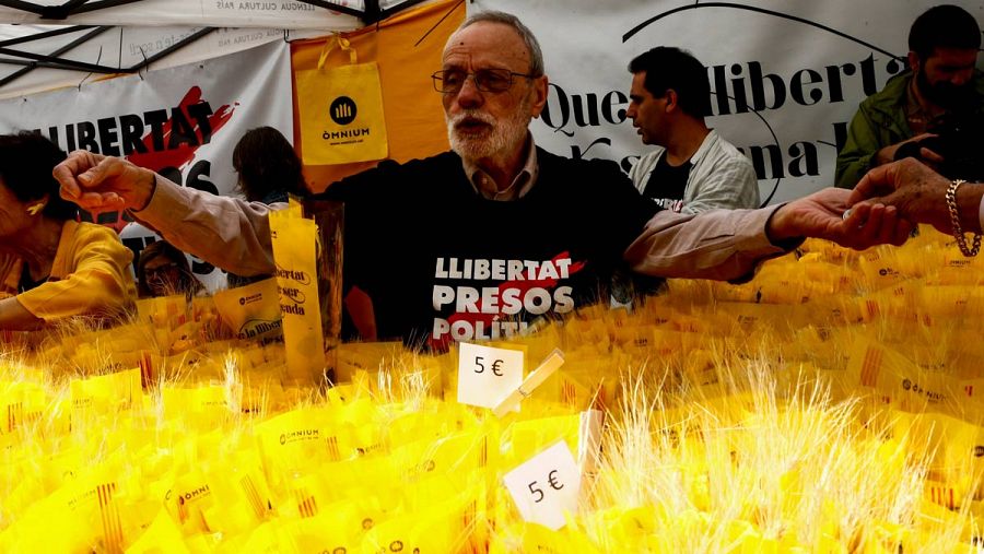 Puesto de venta de rosas amarillas en la Diada de Sant Jordi (EFE)