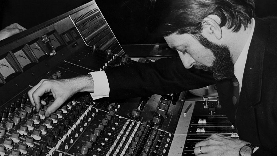 Guiados por el productor francés Alain Milhaud, 'Los Bravos' hicieron historia liderando las listas de éxitos internacionales con una canción: 'BLACK IS BLACK'