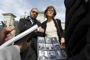 Héctor y Rosal Gil Rodríguez, nietos de Pedro Gil Calonge, posan en la entrada del Valle de los Caídos