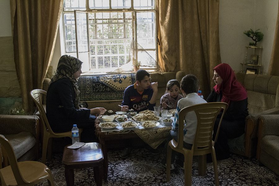Nisreen, una de las beneficiarias del programa 'Mentes ocupadas', como con sus cuatro hijos en su casa de Hebrón