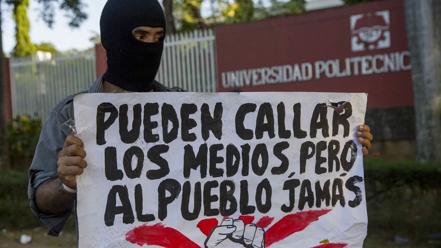 Un joven protesta en contra de una reforma de la seguridad social