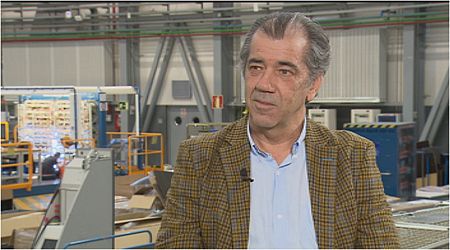 Airbus en España es líder del sector aerospacial y de defensa. Su presidente Fernando Alonso nos recibe en uno de los hangares de Getafe y con el hablamos del diseño y producción de las aeronaves.