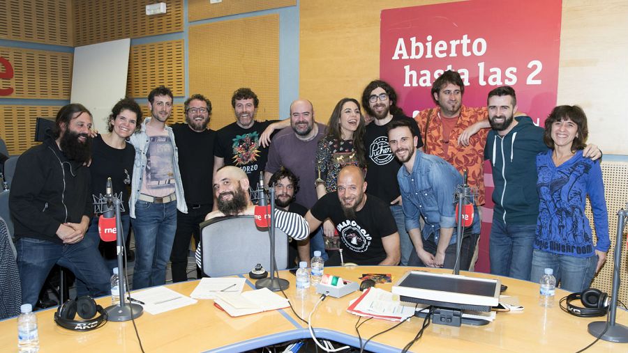 La banda, con el equipo de Paloma Arranz