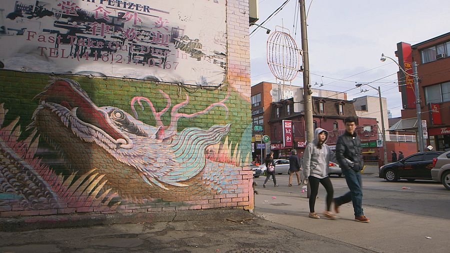 Un dragón chino pintado en la fachada de una calle de Toronto