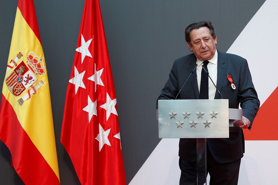 Alfonso Ussía, el único en acordarse de Cifuentes al agradecer la Medalla de Oro de la Comunidad de Madrid