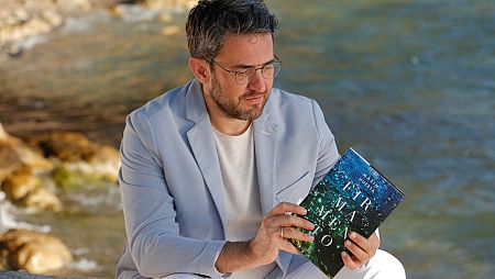 Màxim Huerta, junto al mar, con su novela 'Firmamento'