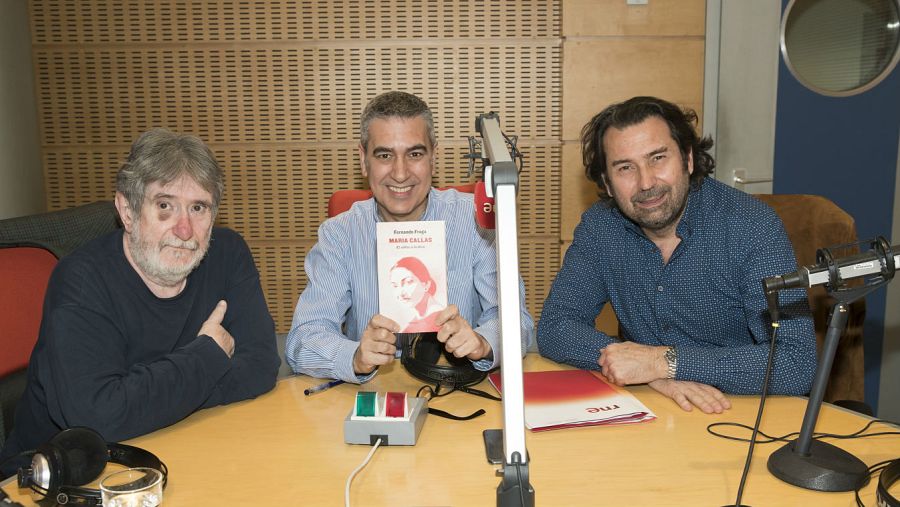 Arturo Martín (centro), con el libro de Fernando Fraga (izqda) y Ricardo de Cala (drcha)