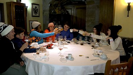 Tras la aventura en la nieve, cena de 'Tribus viajeras'