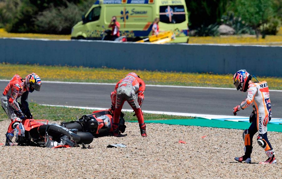 Momento después de la caída de Pedrosa, Lorenzo y Dovizioso.