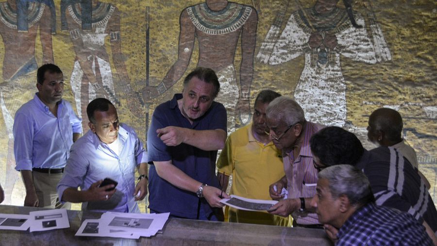 El egiptólogo británico Nicholas Reeves (3i) y el ministro egipcio de Antigüedades, Mamduh al Damati (4i), conversan en la tumba de Tutankamón, en septiembre del 2015.