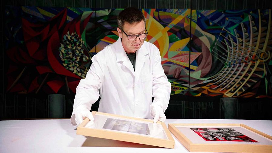 Sala de restauración, con una obra de Josep Renau