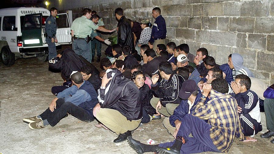 Tarifa, agosto de 2001. Magrebíes indocumentados esperan a ser trasladados a un centro de asistencia humanitaria de la Cruz Roja tarifeña
