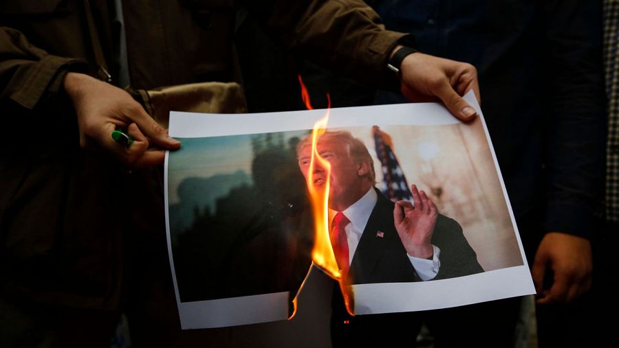 Un manifestante iraní quema una fotografía de Trump