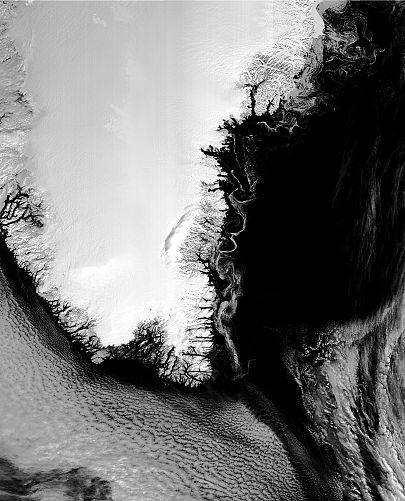 Remolinos de hielo marino más allá de las costas de Groenlandia.