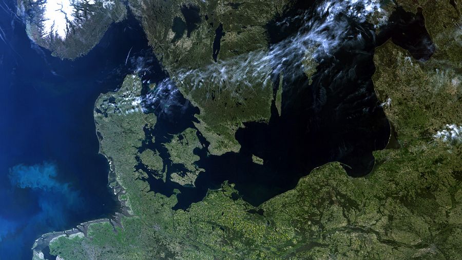 Vista del norte de Europa libre de nubes, con el mar Báltico en el centro de la imagen.