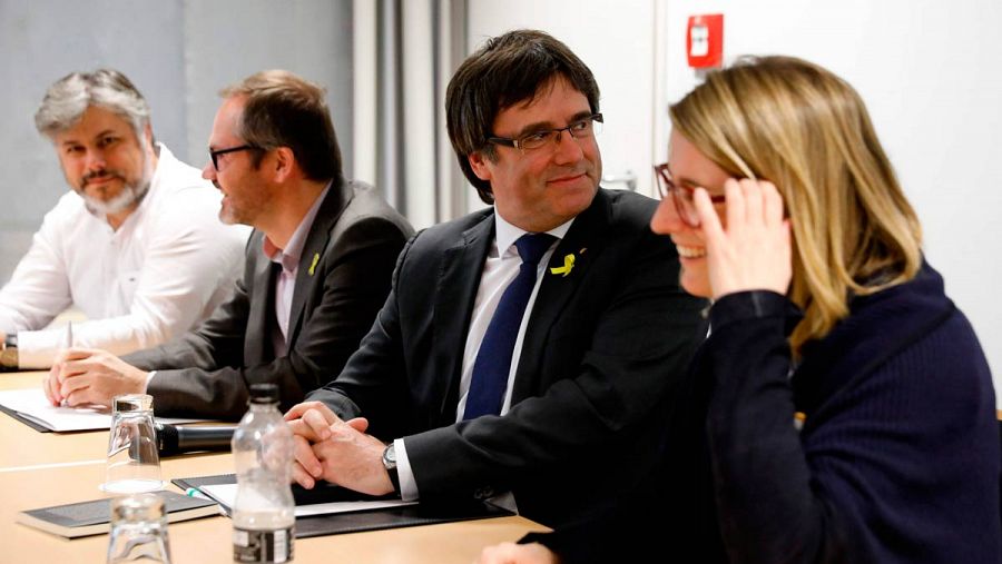 Puigdemont, junto a Elsa Artadi y Josep Costa, que suenan como candidatos (AFP).