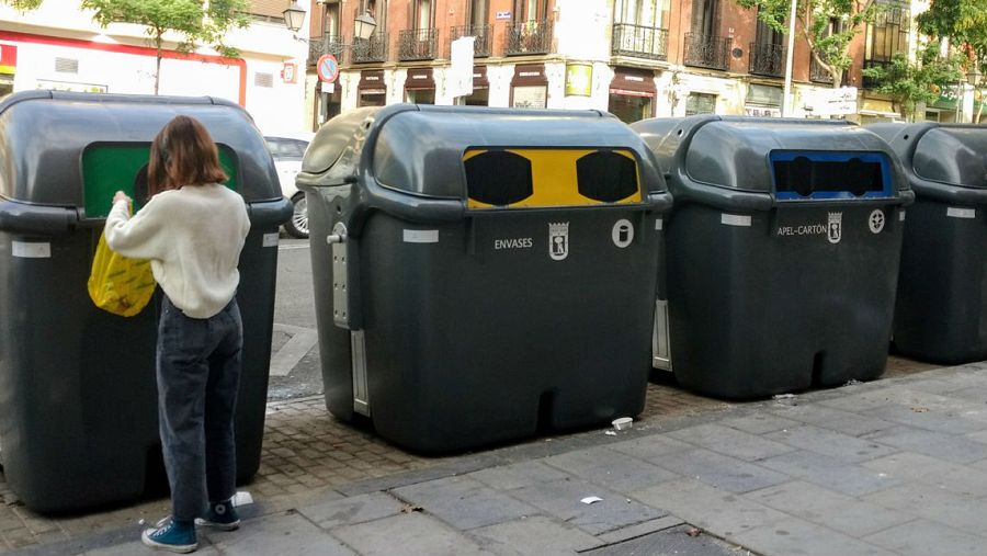 Contenedores de reciclaje en una gran ciudad