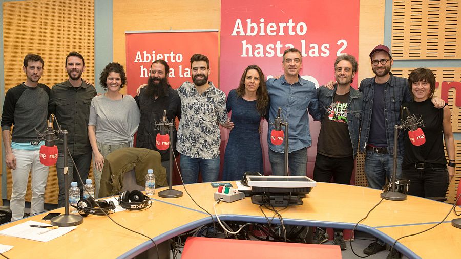 La banda, con todo el equipo del programa