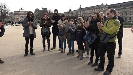 Francine reunirá a las 3 parejas para asistir al Lido y a Montmatre entre otros lugares característicos