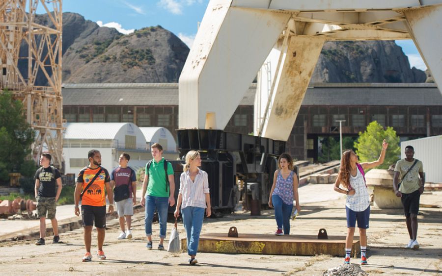 La profesora y los alumnos visitando los antiguos astilleros