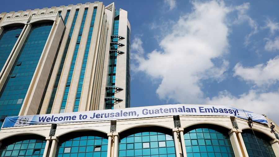 Una pancarta da la bienvenida a la embajada de Guatemala en el complejo que alberga la legación diplomática en Jerusalén