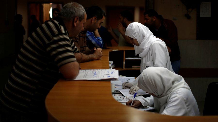 Trabajadores sanitarios atienden a los pacientes en un hospital de Gaza
