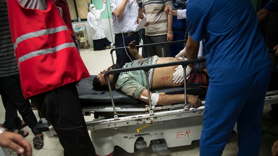 Médicos de MSF atienden a un herido en el hospital de Al Aqsa