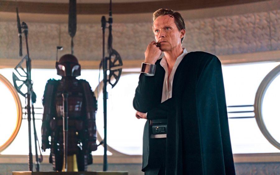 El villano Dryden Voss (Paul Bettany) delante de...¿Boba Feet?