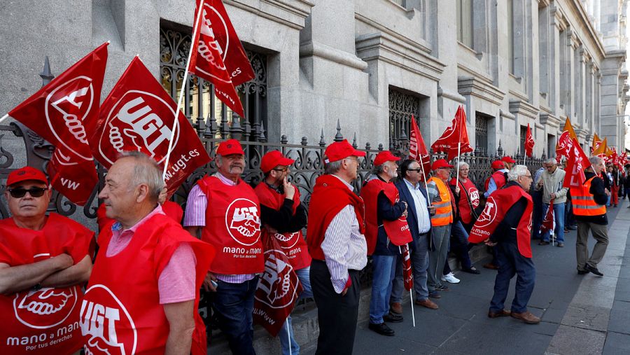 Cientos de personas han rodeado la sede del Banco de España en Madrid este miércoles