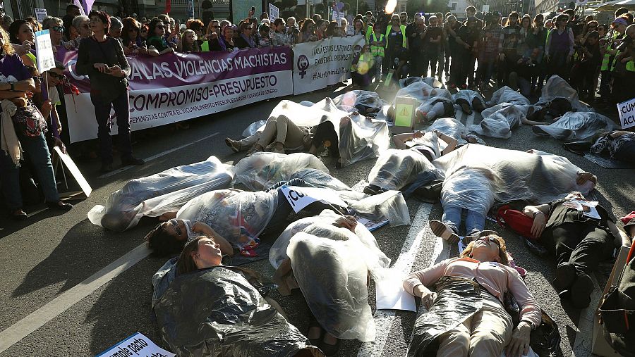 Un momento de la manifestación en Madrid, representando a las mujeres asesinadas por la violencia de género