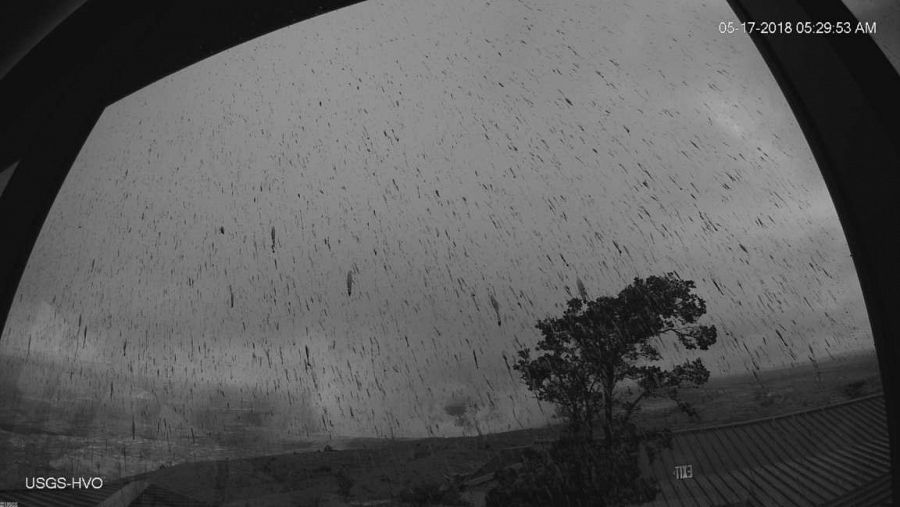 Imagen de webcam de la erupción explosiva del Kilauea