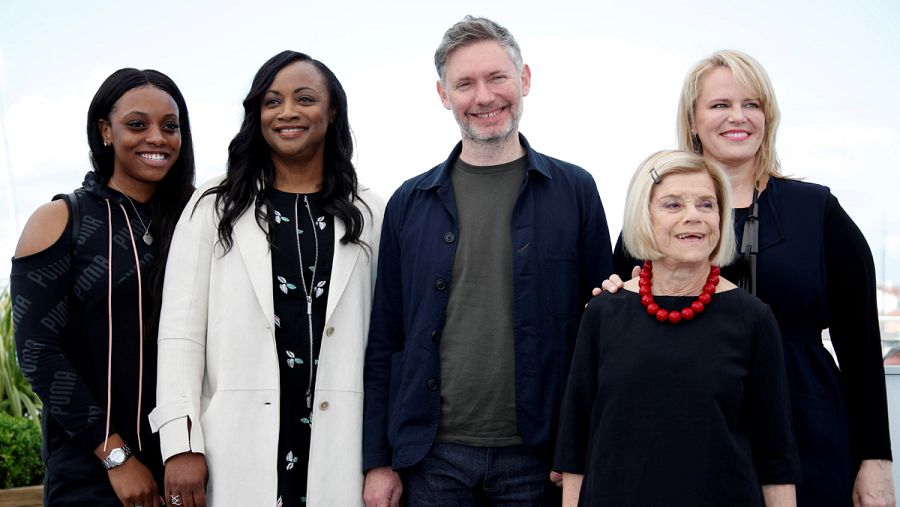 De derecha a izquierda: las productoras Lisa Erspamer, Nicole David, el director Kevin Macdonald, y las productoras Pat Houston y Rayah Houston posan en el pase gráfico del documental Whitney en el Festival de Cannes