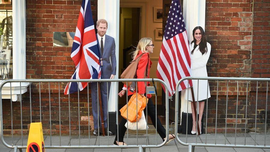 Una vecina de Windsor pasa por delante de las figuras de cartón de Enrique y Meghan