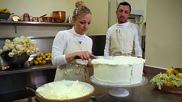 Últimos toques a la tarta nupcial